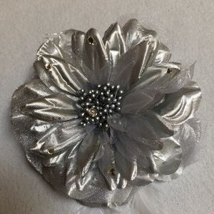 Silver flower broach/hair clip NWOT
